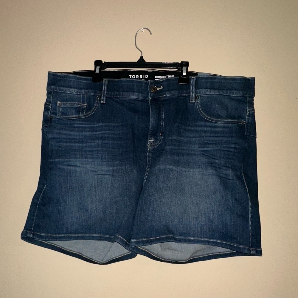Torrid Bombshell High Rise 5” Denim Shorts Size 22 Premium Stretch Plus Size - Picture 3 of 6